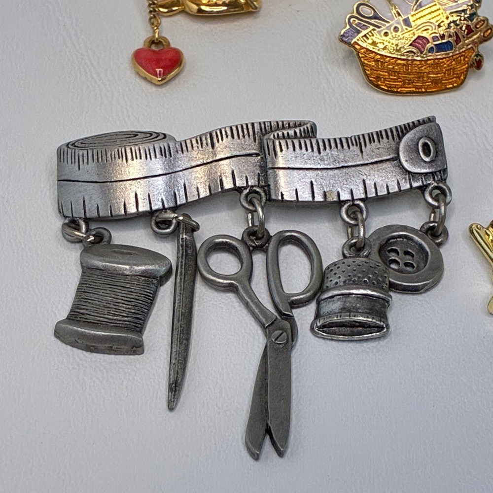 Vintage Sewing Brooch Pin Lot JJ AJC Avon Sewing Machine Scissors Thimble 5pc - Picture 6 of 11